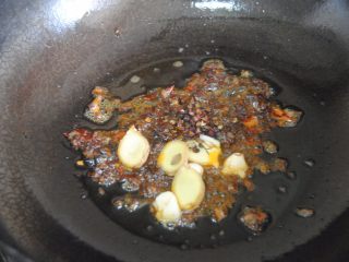6、口水蟹,热锅，放入适量的食用油，爆香豆瓣酱，放入蒜末和姜片，花椒，小火爆香