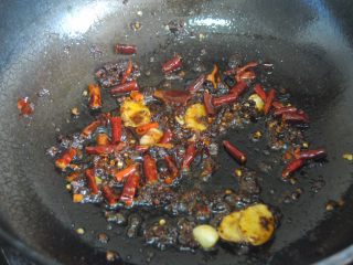 7、口水蟹,放入浸泡过的干辣椒段继续煸香