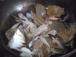 8、口水蟹,倒入螃蟹块，转大火爆炒