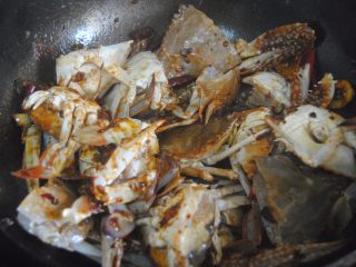 9、口水蟹,加入料酒，蚝油酱油翻炒均匀至螃蟹变色