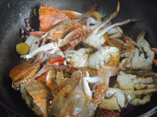 10、口水蟹,倒入半碗清水焖煮3分钟