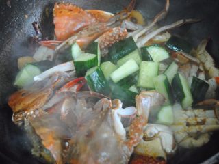 11、口水蟹,倒入黄瓜块