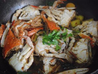 13、口水蟹,倒入香菜葱花段翻匀即可出锅