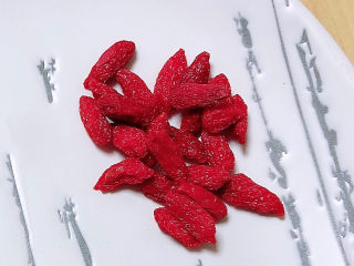 1、桂圆鸡蛋汤,准备好枸杞子。