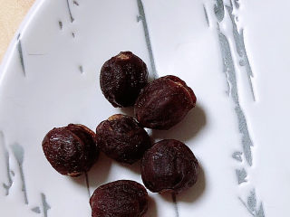 2、桂圆鸡蛋汤,准备好桂圆。