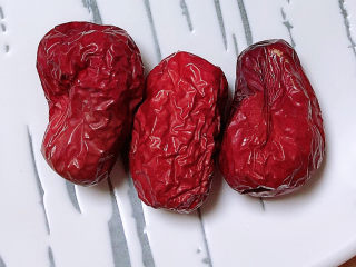 3、桂圆鸡蛋汤,准备好红枣。