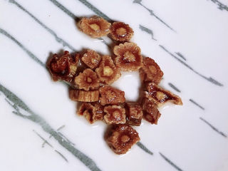 6、桂圆鸡蛋汤,还可以放些党参。