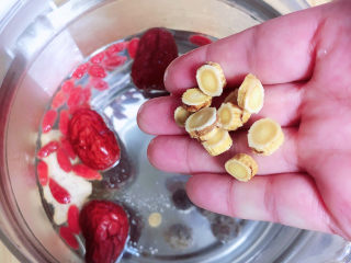 8、桂圆鸡蛋汤,将食材都放入养生壶中，加入水。