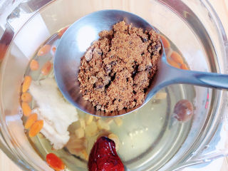 9、桂圆鸡蛋汤,煮开锅后放入红糖，继续炖煮。