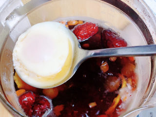 12、桂圆鸡蛋汤,鸡蛋慢慢就固定了。喜欢溏心蛋的鸡蛋固定后即可捞出。