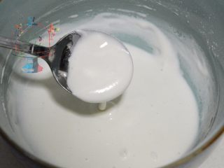 7、我们不是冰皮月饼，是很正经的日式和菓子,要搅拌到完全没有颗粒顺滑的状态。然后上锅蒸15分钟