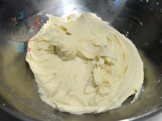 11、我们不是冰皮月饼，是很正经的日式和菓子,最后混合搅拌均匀的和果子皮材料。保鲜膜贴面放置室温后转冷藏。大概冷藏2小时后再用。加入了糯米，还没有凉透的时候有些黏，会不好进行后面的操作。