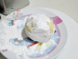 15、我们不是冰皮月饼，是很正经的日式和菓子,包好后的和果子多滚一些手粉。本身和果子皮就需要一定黏性，手粉撒少了会黏模具导致无法脱模。