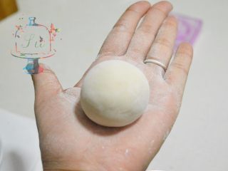 16、我们不是冰皮月饼，是很正经的日式和菓子,滚好手粉后两手交替，去掉多余的手粉。手粉附着太多，最后成品表面容易干燥有裂纹，就不好看了。