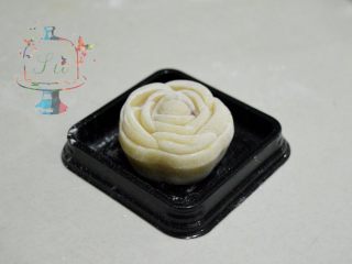 21、我们不是冰皮月饼，是很正经的日式和菓子,脱模的时候不要拿的太高，离桌面5cm左右。轻磕模具，就可以轻松脱模了。脱模后可以用小号抹刀转移到容器中。表面可能还会有些浮粉，要怎么处理呢，