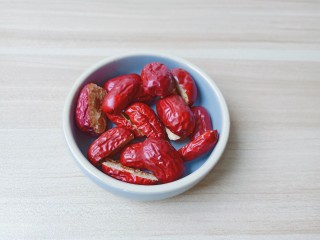 2、银耳莲子红枣汤,红枣清洗干净对半剪开。