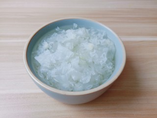 4、银耳莲子红枣汤,泡发好的银耳膨胀力满满的。