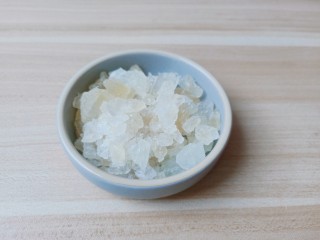 5、银耳莲子红枣汤,选择老冰糖口感更加好。