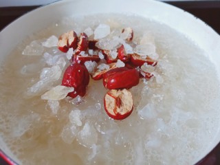 12、银耳莲子红枣汤,继续开中小火炖煮15分钟。