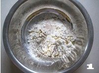 1、【花边培根披萨】换着花样吃披萨,取面粉适量（约150克），然后加入少许盐、罗勒、橄榄油。