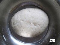 3、【花边培根披萨】换着花样吃披萨,待面团发酵至2—2.5倍大，内部呈蜂窝状时完成发酵。