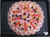 7、【花边培根披萨】换着花样吃披萨,发酵好的饼皮表面用叉子扎出小孔，抹一层番茄沙司或自制红酱，撒薄薄一层马苏里拉，放适量培根、红黄彩椒条（粒）、青豆、黑橄榄。