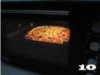 10、【花边培根披萨】换着花样吃披萨,待烤到饼皮金黄色时即可。