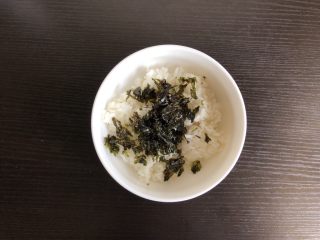 4、日式饭团,将海苔碎倒入碗中