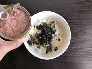5、日式饭团,加入金枪鱼罐头