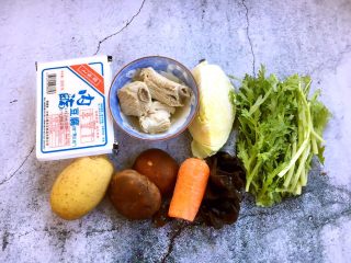 1、大酱豆腐汤,大酱豆腐汤的主要食材：豆腐、小肋排、圆白菜、茼蒿、土豆、香菇、胡萝卜、木耳。
