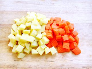 8、大酱豆腐汤,土豆、胡萝卜切丁。