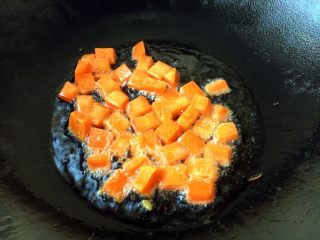 9、大酱豆腐汤,胡萝卜用油煸炒一下。也可用水焯一下，焯水时，开水里要放两滴油。