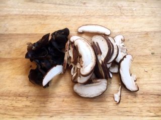 10、大酱豆腐汤,香菇切片，泡发好的木耳撕成小朵。