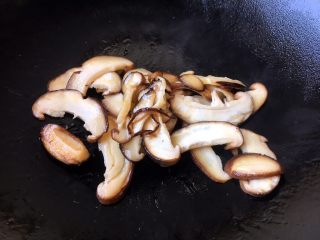 11、大酱豆腐汤,香菇用油煸炒一下，也可以用焯水代替。