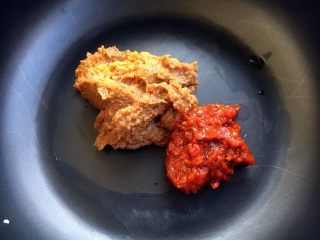 14、大酱豆腐汤,取一款砂锅，放入150g的韩式大酱，50g的韩式辣酱。