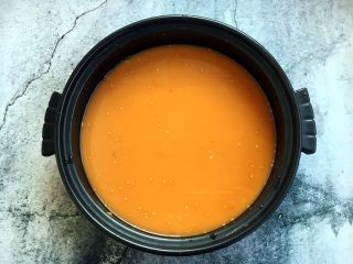 15、大酱豆腐汤,放入1000ml的水，将大酱和辣酱泻开。