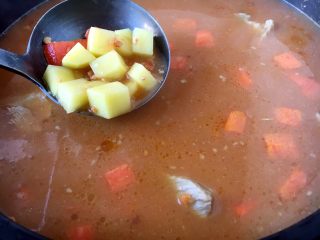 18、大酱豆腐汤,20分钟后放入胡萝卜丁和土豆丁，煮至五成熟。