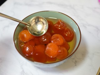 1、广式豆沙蛋黄月饼,蛋黄提前用玉米油浸泡一晚