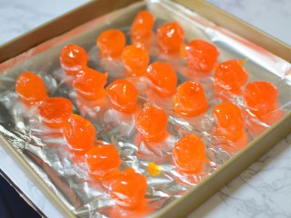 2、广式豆沙蛋黄月饼,放烤盘，再放烤箱，180度，中层，烤8分钟，取出晾凉备用