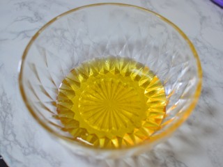 3、广式豆沙蛋黄月饼,转化糖浆加入枧水