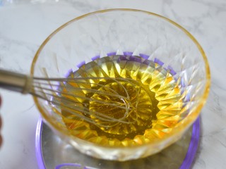 4、广式豆沙蛋黄月饼,搅拌均匀