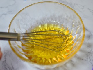 5、广式豆沙蛋黄月饼,再加入玉米油，拌匀成乳化状态