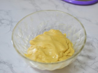 7、广式豆沙蛋黄月饼,拌匀