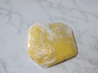 8、广式豆沙蛋黄月饼,揉成面团，包上保鲜膜，室温静置两三个小时