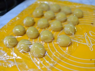 9、广式豆沙蛋黄月饼,静置好的面团，分成20个小面团