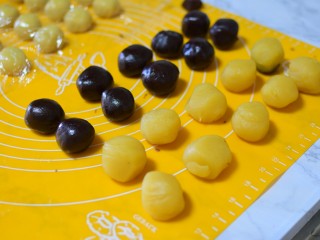 10、广式豆沙蛋黄月饼,再把豆沙分成20等份