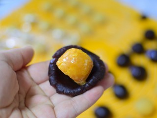 11、广式豆沙蛋黄月饼,把蛋黄放豆沙中间，包好