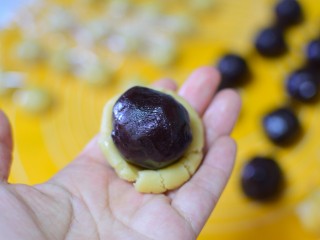 12、广式豆沙蛋黄月饼,再放入面团中间