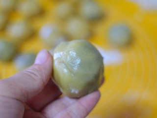 13、广式豆沙蛋黄月饼,包起来