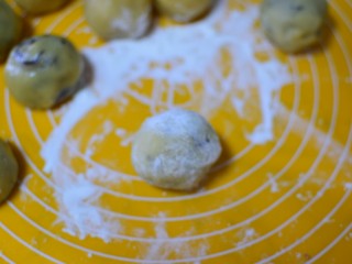 14、广式豆沙蛋黄月饼,蘸满淀粉